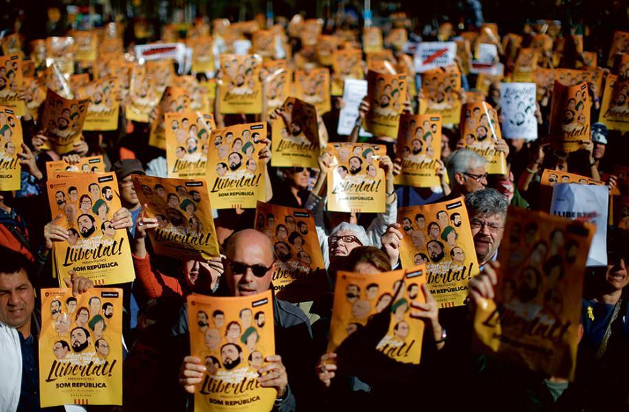 1 Flamman Självständighetsrörelsen vänder sig mot eliterna Jonas Elvander Flamman 9/11 2017 Demonstranter håller upp plakat med texten Frihet för politiska fångar under en demonstration i Barcelona i