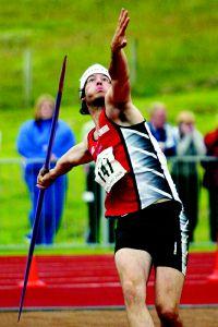 segrare med årsbästat 4,50. Bo Jacobsson hoppar stav i regnet och blåsten på Island games 5.