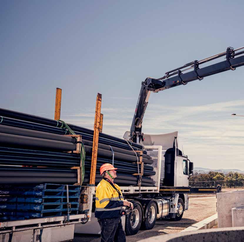 ALLTID ETT LYSANDE När du väljer en medelstor kran från HIAB väljer du mer än en snygg yta. Du gör ett klokt val för under den läckra svarta finishen döljer sig en verkligt mångsidig arbetshäst.