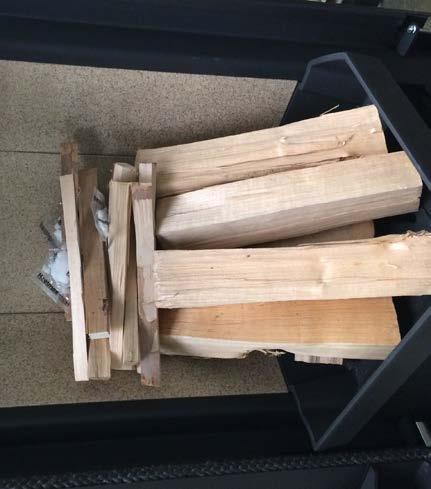 300-400 g 3-4 tändpåsar / tändblock 1 Lägg ved, pinnar och tändkuddar i brännkammaren enligt bilderna 2 Öppna primär- och sekundärluften helt i 20 30 minuter (se avsnittet "Bruksanvisning") 3 När