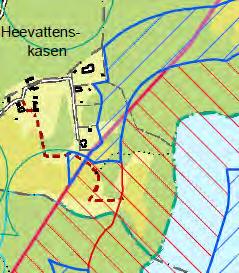 Den här bilden visar ett område där Länsstyrelsen har anpassat det utvidgade strandskyddet till fastighetsgräns för fyra mindre bostadsfastigheter, tre av dem bebyggda.