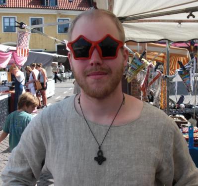 Avsnitt: 4 d) Val av distriktsstyrelse Ordförande: Ola Ekegren Ålder: 23 Förening: Syskonskapet Ola är en mycket social figur som suttit i Sveroks förbundsstyrelse och ett år i valberedningen för