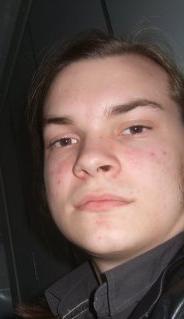 Avsnitt: 4 d) Val av distriktsstyrelse Ledamot: Olle Melander Ålder: 20 Förening: Proxxi Vad gör man när man sitter på en skola i skogen? Man jobbar med Sverok!