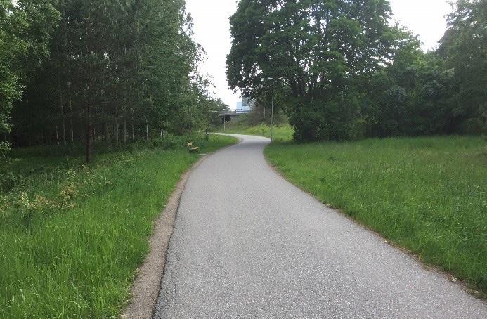 Ej åtgärdad: Passagen vid korsningen Nynäsvägen/Rörvägen är problematisk för cyklister. Korsningen är signalreglerad, men saknar hastighetssäkring.