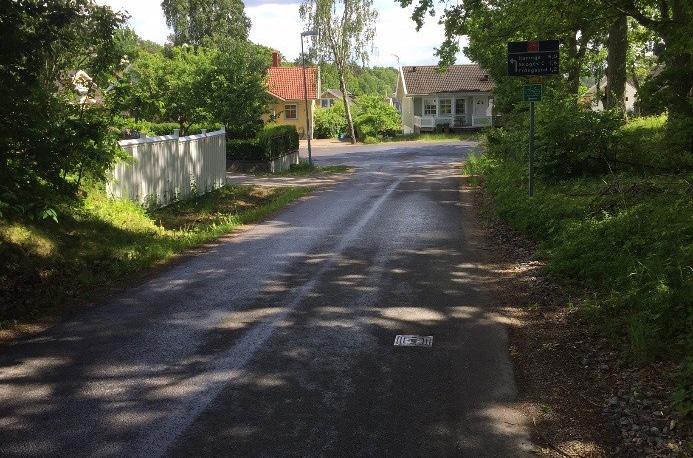 Dalarövägen. Sträckan saknar separering mellan gående och cyklister och uppfyller inte kraven för regionala cykelstråk. 17.