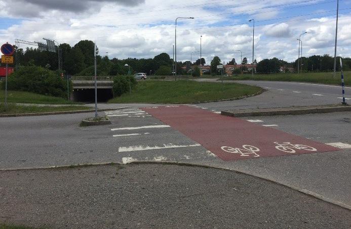 21. Planerad passage: Vid Gubbängen trafikplats är passagen för cyklister delvis planskild. Söder om trafikplatsen finns dock en passage över Söndagsvägen som inte är planskild.