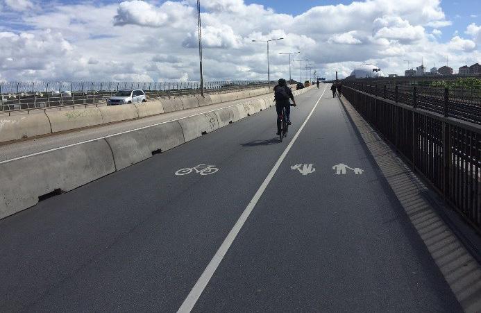 Båda sidor har dock dubbelriktad cykeltrafik. 26. Åtgärdad sträcka: Sträckan över Skanstullsbron utgörs av enkelriktade cykelbanor med intilliggande gångbanor.