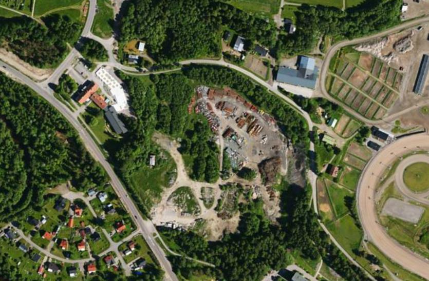 Området är relativt plant och bevuxet med sly och träd mm. Värderingobjektet är obebyggt, dock finns några rester av ett äldre staket och stängsel inom området.