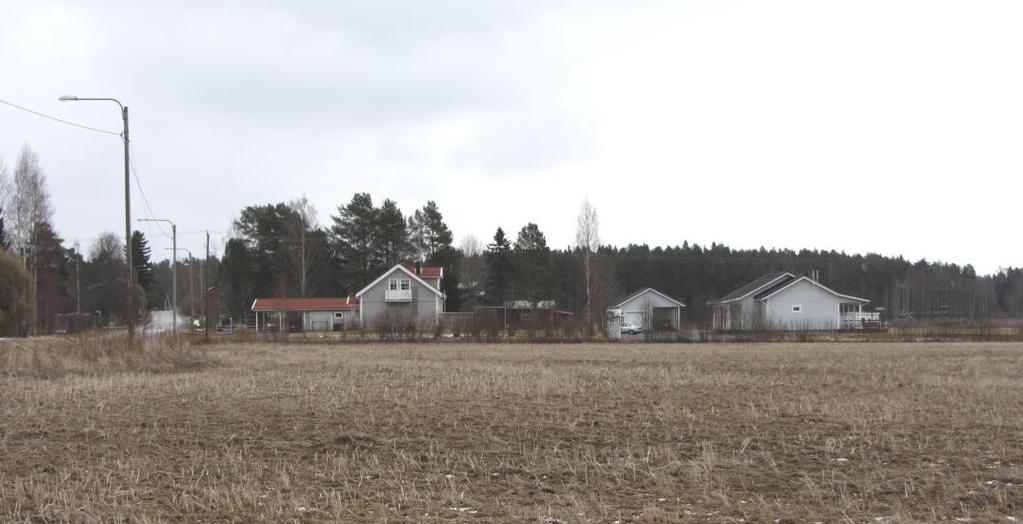 Bebyggd miljö öster om planområdet. 3.1 4 Service I Smedsby kärncentrum på ett avstånd av ca 1,3 1,5 km från planområdet finns ett brett serviceutbud.