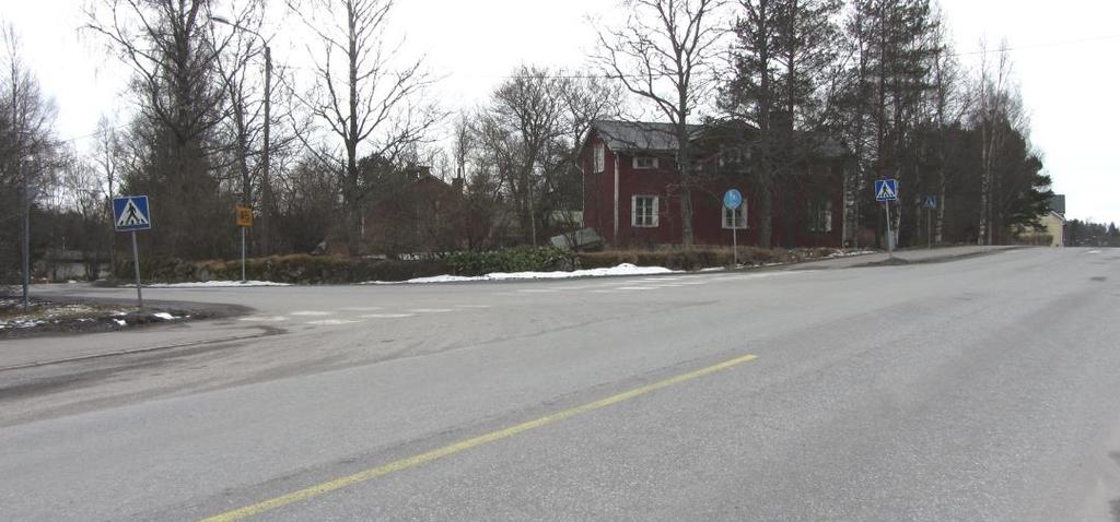S i d a 7 3.1.5 Trafik Trafiken till området sker i dagsläget från Gammelstadsvägen, vilken i väster leder ut till Smedsbyvägen och i öster till Vattentagsvägen.