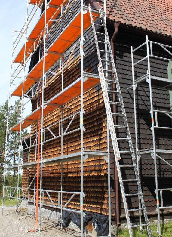 Stor skillnad kan ses på spånen på den södra fasaden och den östra fasaden till höger i