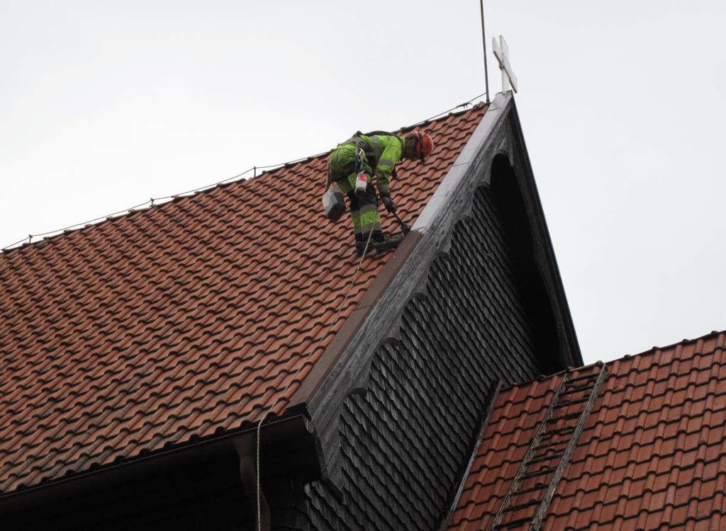 Balusterdockor Balusterdockorna behövde ej skrapas och de målades en gång, med samma gröna färg som övriga snickerier.