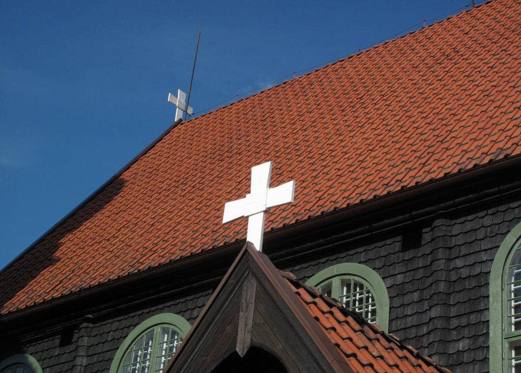Höger: Västra fasaden innan, fasaden är blekt, korsen