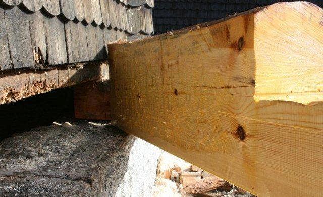 Nya syllstocken sätts på plats, med ett hack där