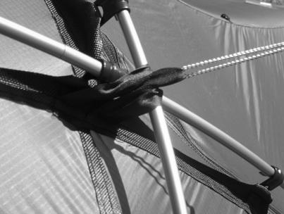 Anwendung der Zeltleinen Das Zelt wird mit bereits montierten Abspannleinen ausgeliefert, welche immer verankert werden sollten, auch wenn das Wetter bei Zeltaufbau gut ist.