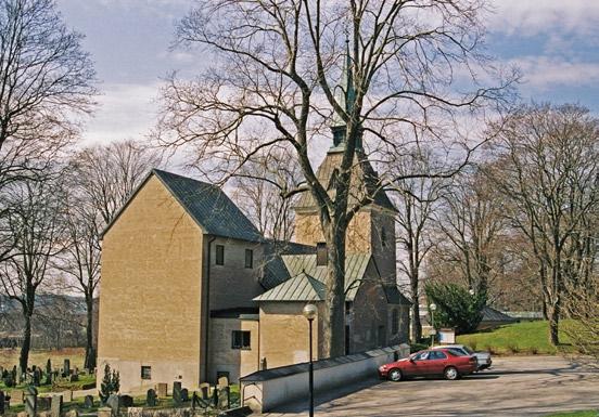 4 brännkyrka kyrka holmsmässans mässhallar och väster och söder om fältet är trafikleder dragna. Den landsbygd kyrkan byggdes i har med tiden förändrats till en förstad till Stockholm.