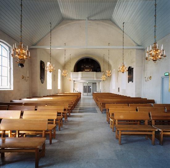 brännkyrka kyrka 7 Kyrkorummet mot orgelläktaren. Sakristia. Även invändigt präglas kyrkorummet av de många förändringar som genomförts, både rumsliga och sådana som gäller inventarier.