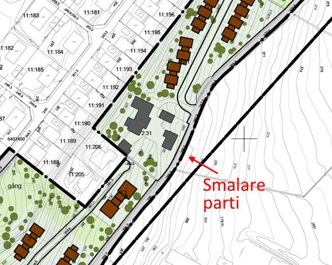 Figur 4 Kyrkvägen kan inte breddas förbi bebyggd fastighet (grå). På den västra sidan av planområdet går Kamgarnsgatan som är en återvändsgata med två anslutande vägar söder om förskolan.