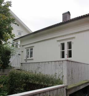 Byggnaderna är i huvudsak planlagda med granitgrund som anpassar byggnaden till omgivande berg. Mellan Klovbergsvägen och vattnet är berget lågt och flackt.