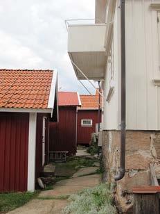 Mot norr, öster och söder finns i huvudsak ingen mark på fastigheten utanför byggnaden. Mot väster finns en mindre trädgård med ett fruktträd, buskar och mindre rabatter.