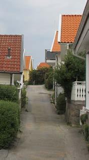 Längs den västra fasaden finns en altan som kan nås inifrån huset och via en grind i staketet som avgränsar trädgården mot Klovbergsvägen.