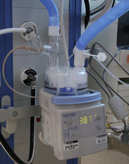 PLACERING OBSERVERA INHALATIONER Befuktaren ska alltid vara placerad på en lägre nivå än patienten.