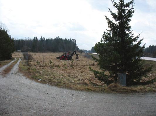 dokumenterades genom beskrivning och inmätning med GPS. Det togs digitala översiktsfotografier. Undersökningsresultat Område 1 Området omfattar två ytor på ömse sidor av vägen.