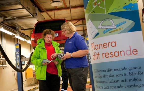 Kund på bilprovningen i Sveg får transportrådgivning under väntan på sin bil. istället upp taxichaufförer på de platser de befinner sig.