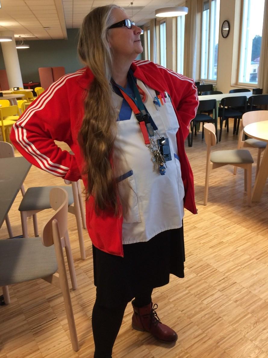Rätt och Fel Rätt: Handskar ej relevant? Plastförkläde ej relevant? Inga ringar, klocka, armband? Korta naglar, utan nagellack?