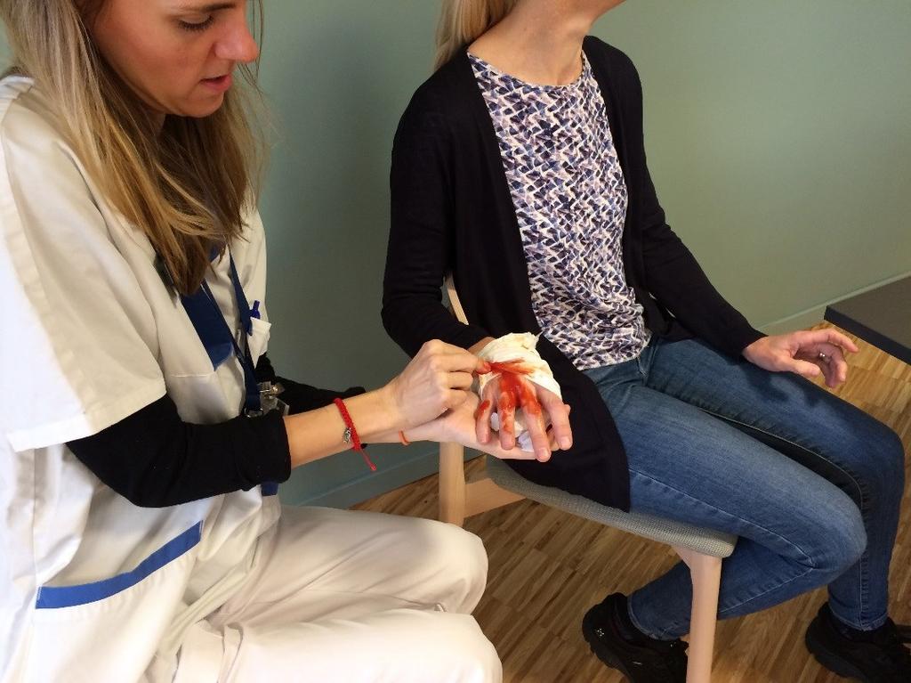 Rätt och Fel Rätt: Korta naglar, fria från Fel: Handskar saknas Plastförkläde saknas Armband Utsläppt hår Kortärmad