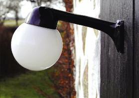 TINGSHUSLAMPOR Tingshuslampan är en gjutjärnsarmatur med glasglob. Den finns i tre olika storlekar.