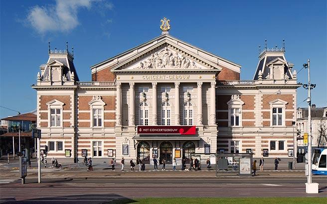 Att strosa i Spiegelkwartier med alla antikhandlare, kuriosabutiker och trevliga caféer är ett trevligt tips. Den flytande blomstermarknaden, Damrak och torget Dam är andra lockande Amsterdamstråk.