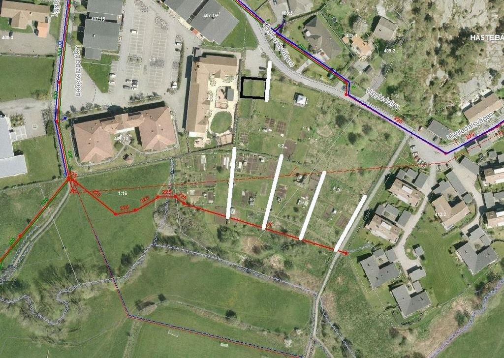 Kolonilottsområde 13 (15) markavrinnande dagvatten samlas upp i svackdiket. Föreslagen placering av svackdiket återfinns i Figur 16. Figur 16. Kretslopp och vatten föreslår gräsdiken i nord-sydlig riktning.