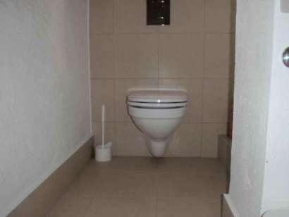 Källarplan / Dusch/Wc Wc med inbyggnadscistern har ej något dräneringshål.