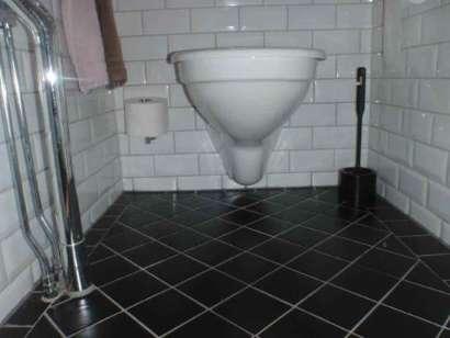 Invändigt Entréplan / Entréhall Entréplan / WC Rörgenomföringar finns i golvet. (avsteg från branschregler).