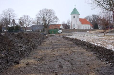 Den hade en plan yta och enligt dem som schaktade hade de påträffat en del djurben när första delen av stenläggningen blottades.