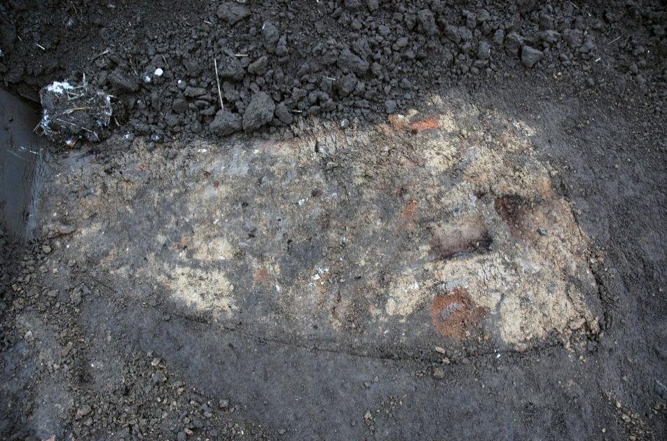 i detta schakt framkom en del större anläggningar i schaktet, troligen recenta gropsystem. Inga anläggningar undersöktes. I den norra delen påträffades ett större lager med en äldre markhorisont.