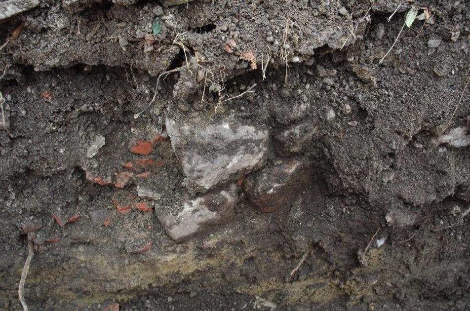 Fig. 3. Mur och raseringslager i St. Isie. Se röd markering i fig. 4.