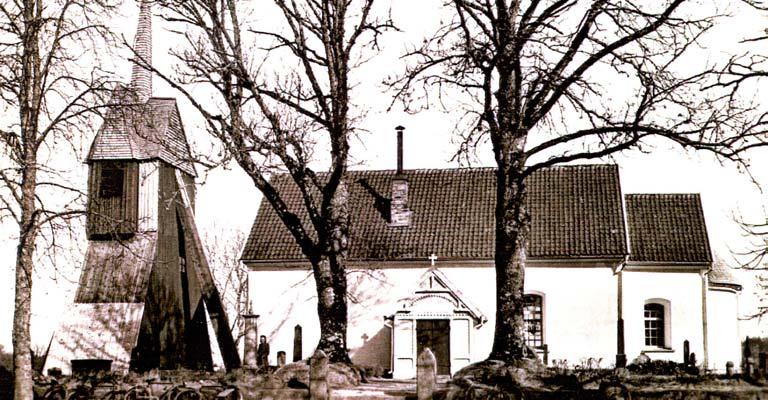 Historik Den nuvarande klockstapeln uppfördes 1678 och var då en öppen klockbockskonstruktion, den synliga konstruktionen hade ursprungligen en spånbeklädnad.