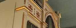 Kulturhistorisk karakterisering och bedömning Torskinge kyrka är en romansk medeltida kyrka med absidkor och klockstapel. Exteriört uppvisar kyrkan sedan senaste restaureringen en genuin karaktär.