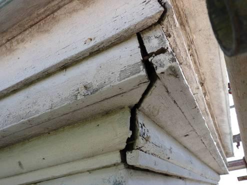Lanterninens östra sida med fönster och spjälverk under fönster.