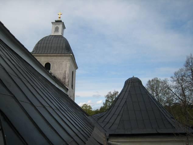 Foto: Helén Sjökvist. Långhustaket och koret Långhustaket har ett undertak av ramsågade bräder med fasade kanter. Virket var i relativt gott skick varför inga större åtgärder var nödvändiga.