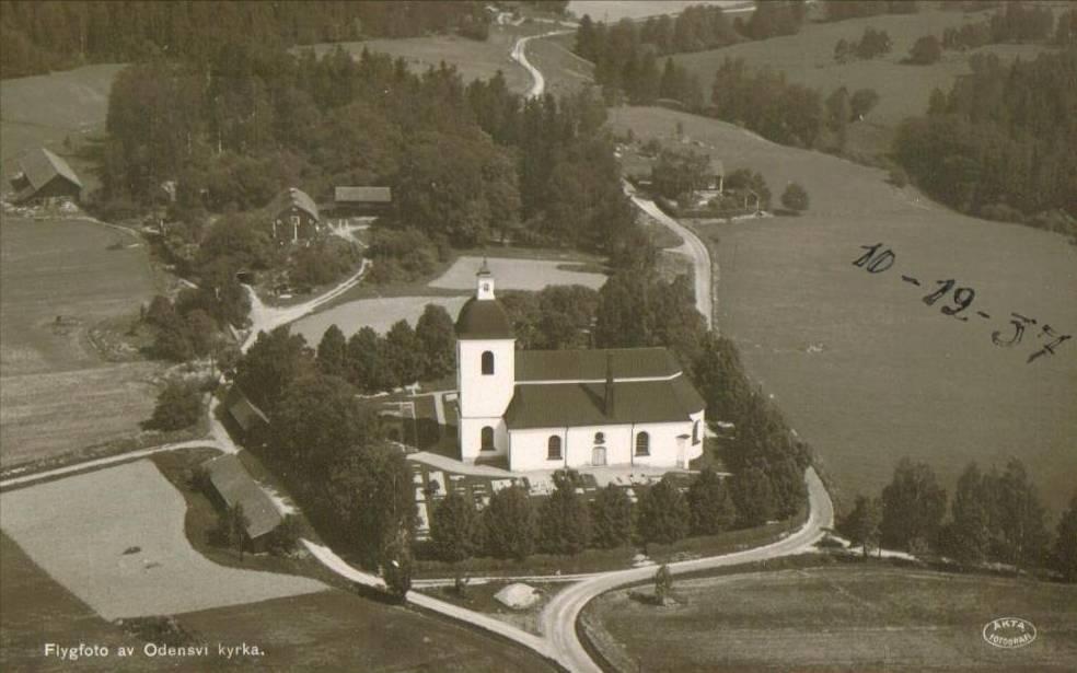 Figur 4. Äldre vykort där de två höga skorstenar som kyrkan var försedd med åren 1893 1949/50 kan anas. Runt om kyrkan syns alla de grusgravar som kritiserades i samband med biskopsvisitationen 1943.