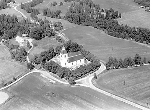 Tidigare dokumenterade takarbeten på Odensvi kyrka Vid uppförandet av den nya kyrkan i Odensvi 1777 79 spånslogs och rödfärgades långhustaket.