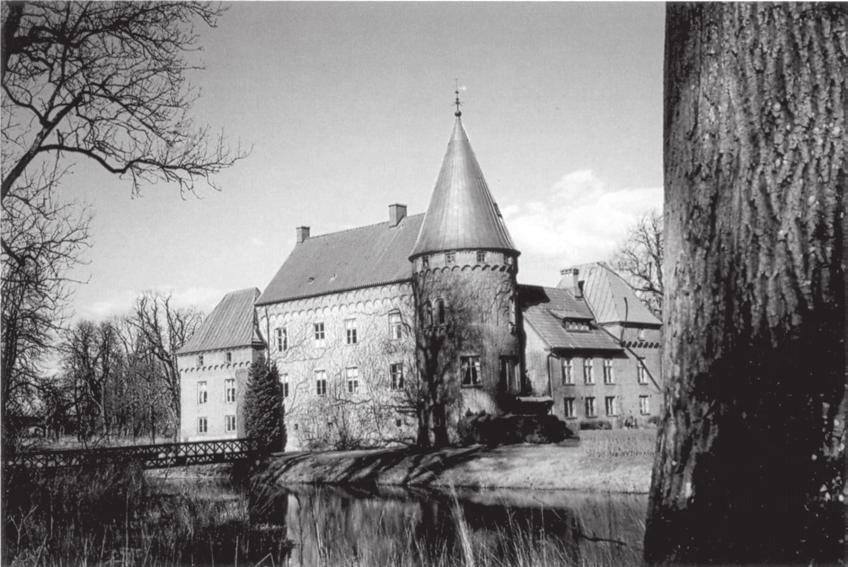 SLOTTEN Örtofta slott. På sträckan Lund Eslöv passerar tåget förbi två skånska slott. Det första är Örtofta, ett slott som fått namnet Skånes Törnrosaslott.