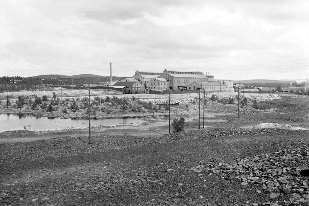 Figur 3. Svavelsyrafabriken som den såg ut 1935. Foto: Albin Hedling, Dalarnas museums bildarkiv. 1888 till aktiebolaget Stora Kopparbergs Bergslags AB, allmänt kallat för Bergslaget.