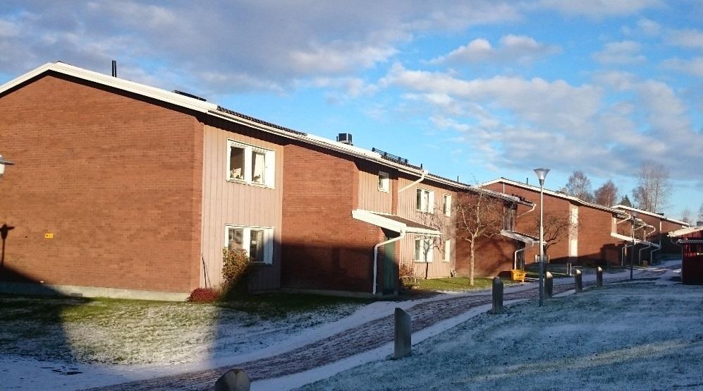 Befintlig bebyggelse vid Falkgränd, vy österut längs Falkgränd från gång- och cykelvägen.