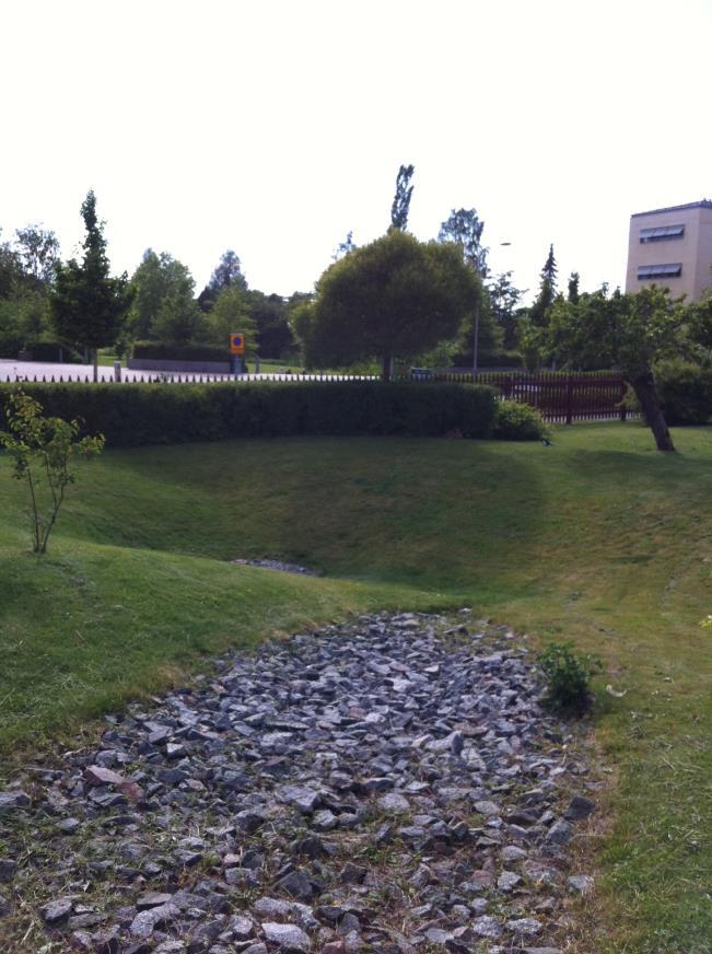 Figur 8. Exempel på enkel utformning av makadamdike som tar emot dagvatten från väg och översilningsyta. Foto: WRS. Figur 9.