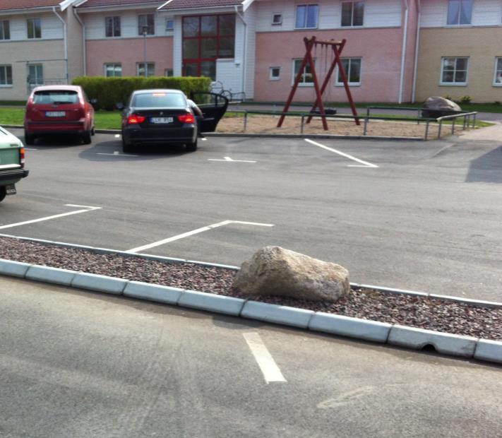 Dagvattnet rinner in i diket via hål i kantstenen.foto: WRS. 6.