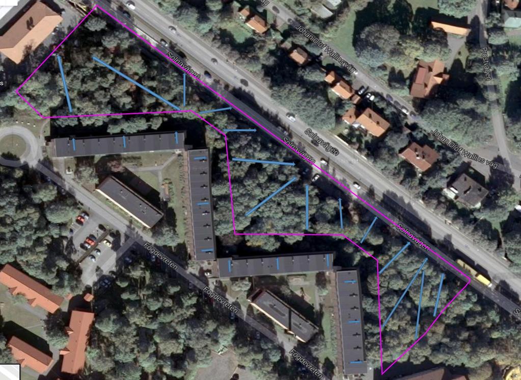 Figur 5. Principiell beskrivning av den nuvarande avrinningen från området. Det markerade området (rosa) utgör en uppskattning av den planerade fastighetsgränsen.